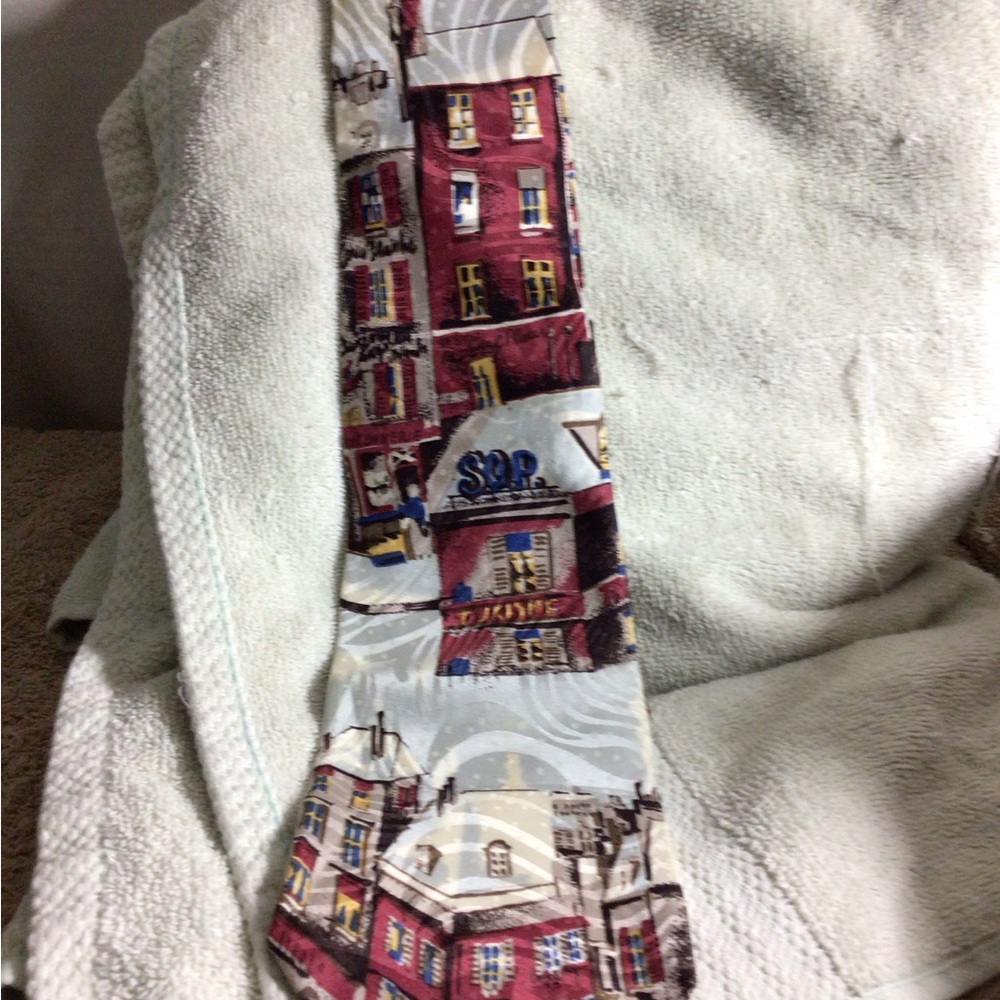 Unbranded Men's Red & Gray Cityscape Pattern Tie